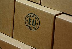 Ein Umzugskarton mit der Aufschrift "Made in EU" (Symbolbild).