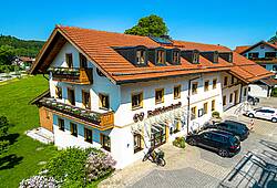 Drohnen-Aufnahme der Hauptstelle Beuerberg der Raiffeisenbank Beuerberg-Eurasburg.