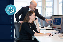 Ein Mann und eine junge Frau betrachten im Büro eine Grafik auf dem PC-Bildschirm (Symbolbild).