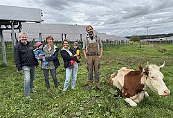 Das Bild zeigt eine Agri-PV-Anlage der Energiegenossenschaft Oberland eG in Fendt bei Peißenberg.