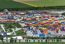 Luftaufnahme eines Containerbahnhofs.