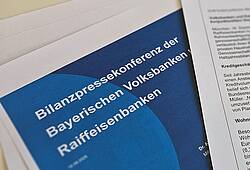 Cover der Pressemappe zur Halbjahresbilanzkonferenz 2025 der bayerischen Volksbanken und Raiffeisenbanken.